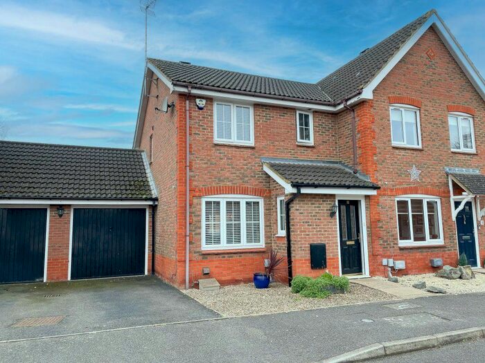 3 Bedroom Property To Rent In Bishop Close, Leighton Buzzard, LU7