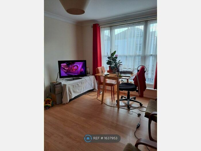 2 Bedroom Flat To Rent In Tedman Court, London, SE13