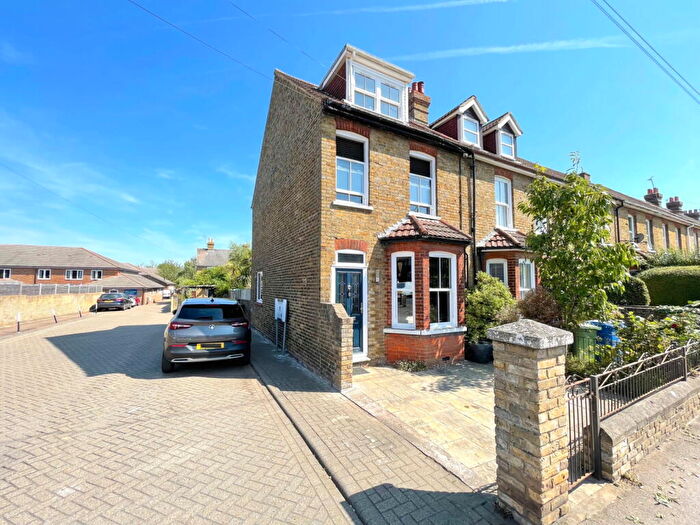4 Bedroom End Of Terrace House For Sale In London Road, Sittingbourne, ME10