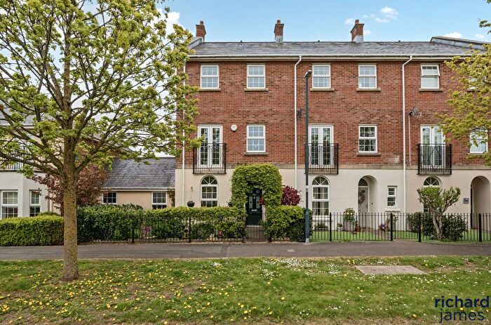 4 Bedroom Semi-Detached House For Sale In Eastbury Way, Redhouse, Swindon, SN25