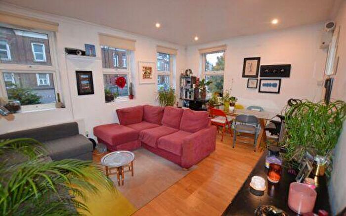 1 Bedroom Apartment To Rent In Balham Grove, Balham, SW12