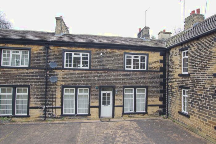 2 Bedroom Flat To Rent In Hollywell Grove, Leeds, LS12