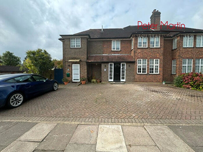 4 Bedroom House To Rent In Edgwarebury Lane, Edgware, HA8