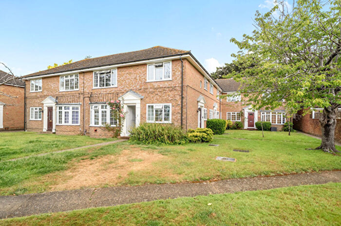2 Bedroom Flat For Sale In St. Lawrence Avenue, Worthing, West Sussex, BN14
