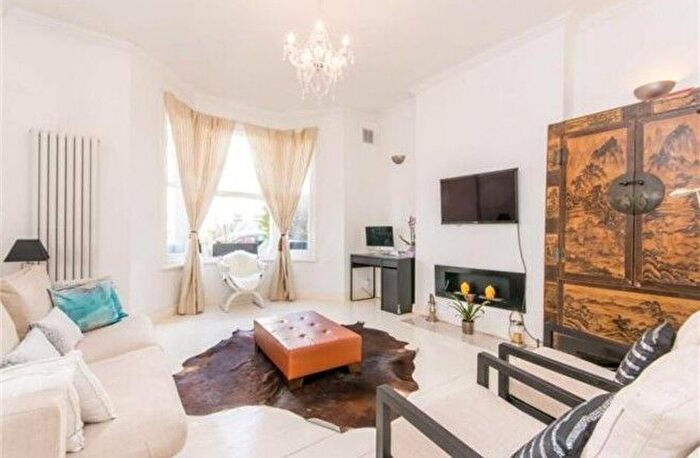 2 Bedroom Flat For Sale In Beauclerc Road, Hammersmith, W6