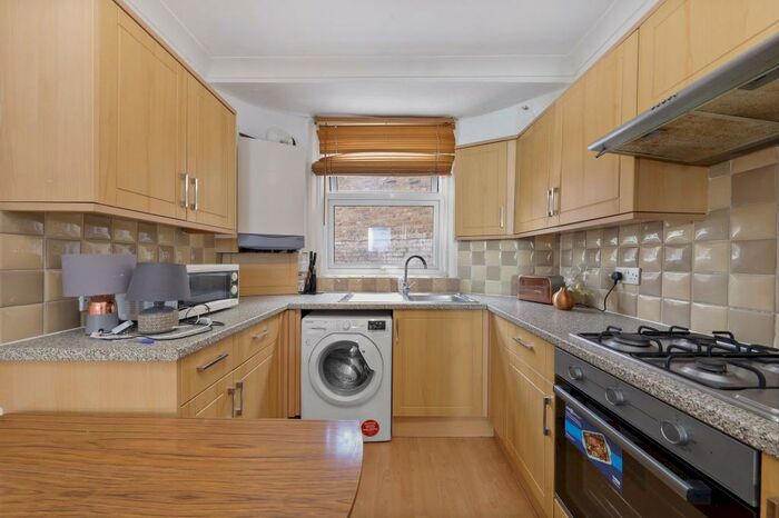 2 Bedroom Flat To Rent In Kennington Road, London, SE11