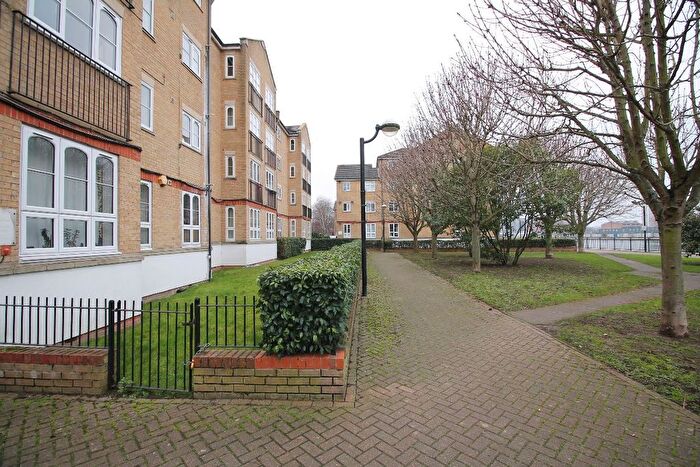 2 Bedroom Flat For Sale In Wheatsheaf Close, Isle Of Dogs, E14