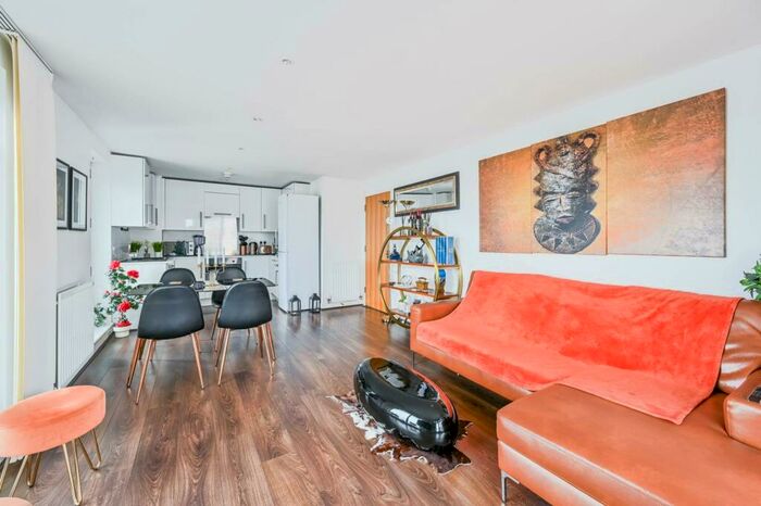 2 Bedroom Flat To Rent In Royal Carriage Mews, Woolwich, London, SE18