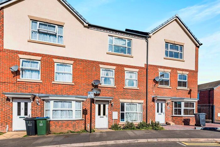 4 Bedroom Town House To Rent In Creed Way, West Bromwich B70