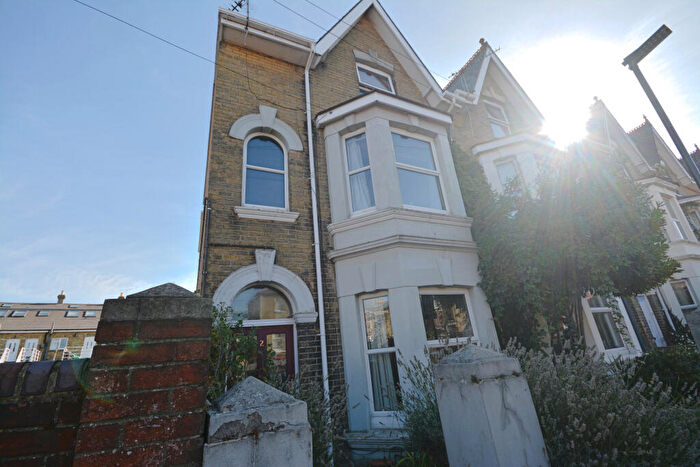 5 Bedroom End Of Terrace House To Rent In West Hill Road, Cowes, PO31