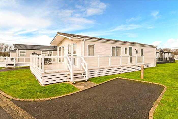 3 Bedroom Park Home For Sale In Chewton Meadow, Hoburne Naish Holiday Park, Barton On Sea, BH25