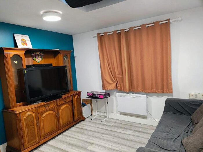 2 Bedroom Detached House To Rent In Burnside Road, Dagenham, London, RM8