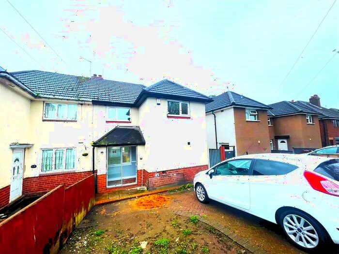 4 Bedroom Semi-Detached House To Rent In King Charles Avenue, Walsall, WS2