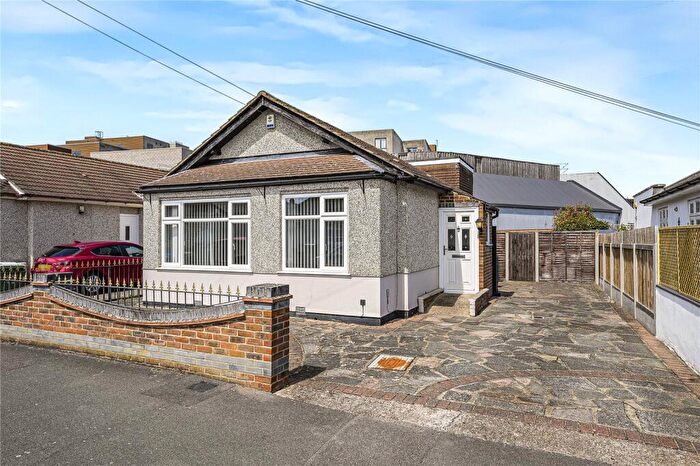 4 Bedroom Bungalow For Sale In St. Johns Road, Welling, Kent, DA16