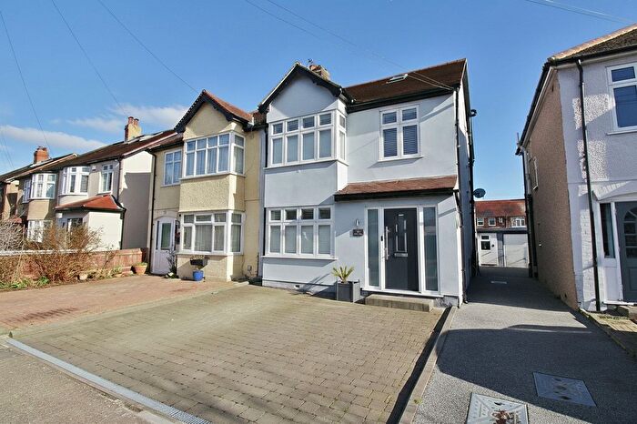4 Bedroom Semi Detached House For Sale In Chestnut Grove, Isleworth, TW7