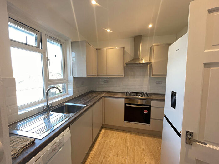 3 Bedroom Flat To Rent In Trevena Court, Avenue Road, London, N14