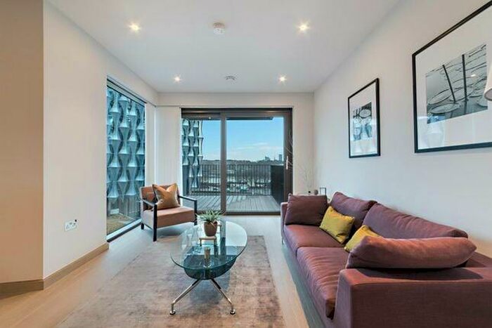 2 Bedroom Flat To Rent In Viaduct Gardens, London, London, SW11