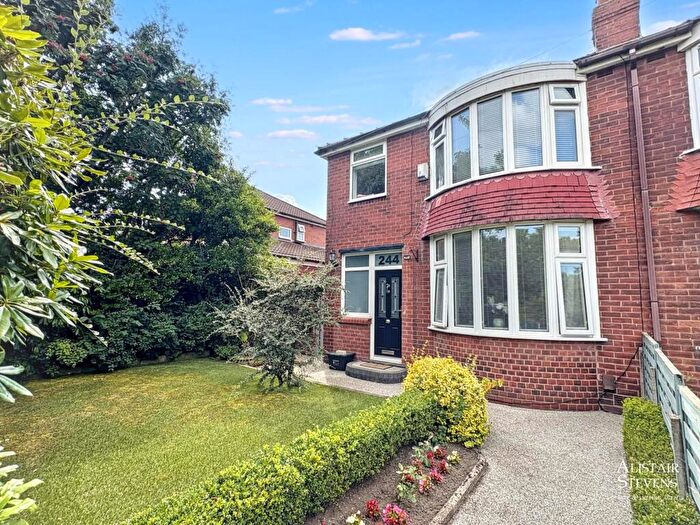 3 Bedroom Semi-Detached House For Sale In Broadway, Chadderton, OL9