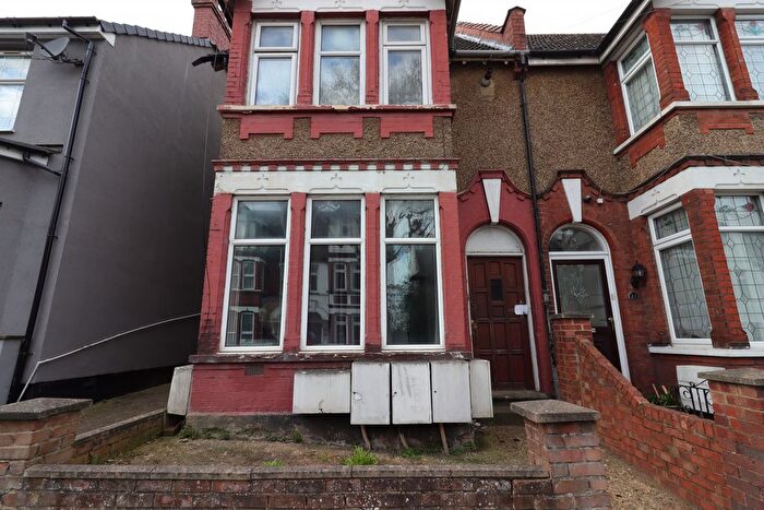 Terraced House For Sale In Luton, LU4