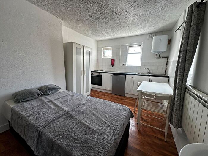 Studio To Rent In West Green Road, London, N15