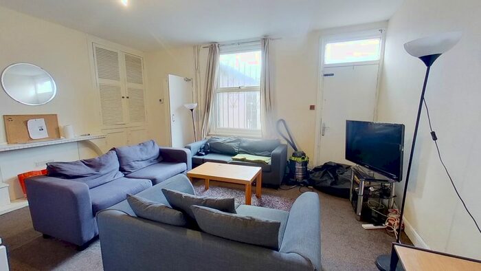 5 Bedroom Terraced House To Rent In Regent Terrace, Hyde Park, Leeds, LS6