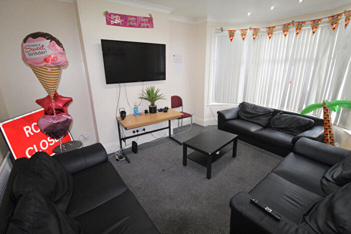 8 Bedroom Semi-Detached House To Rent In St Michaels Villas, Cardigan Road, Headingley, Leeds, LS6