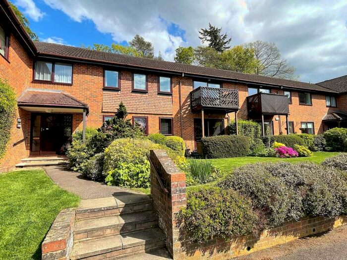 2 Bedroom Apartment To Rent In Collingwood Rise, Camberley, GU15