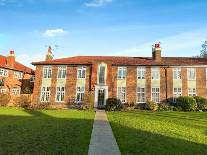 2 Bedroom Property To Rent In Portsmouth Road, Thames Ditton, KT7