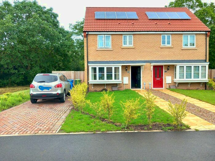 3 Bedroom House To Rent In Bed End Semi Detached House Blue Cedar Drive, PE21