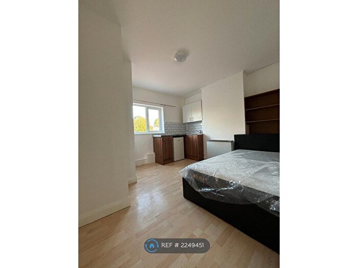 Studio To Rent In Whitestile Road, Brentford, TW8