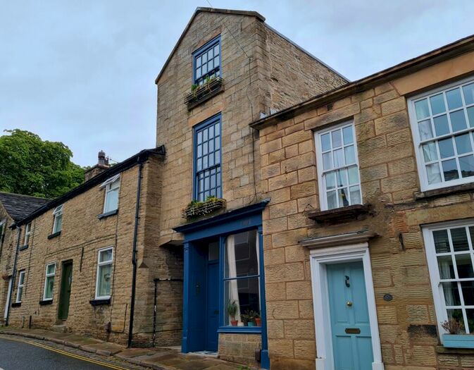 3 Bedroom Town House To Rent In High Street, Bollington, Macclesfield, SK10