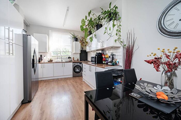 4 Bedroom Flat For Sale In St Marks Rise, Dalston, London, E8