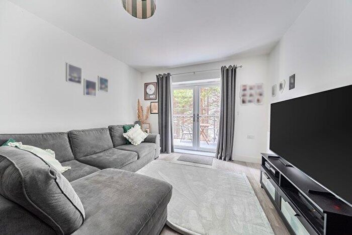 2 Bedroom Flat For Sale In Watermint Place, Bracknell, Berkshire, RG12