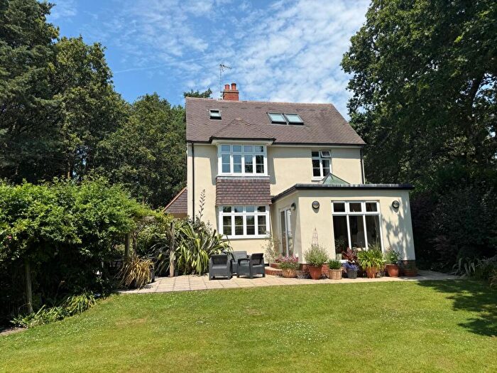 4 Bedroom Detached House For Sale In Heathyfields Road, Farnham, GU9