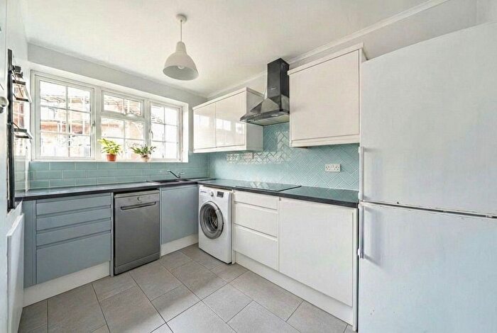 4 Bedroom Flat To Rent In Grove Crescent, Kingston Upon Thames, KT1