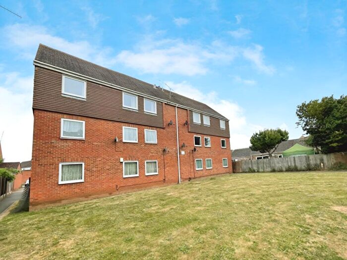 2 Bedroom Flat To Rent In Rochfords Gardens, Slough, SL2
