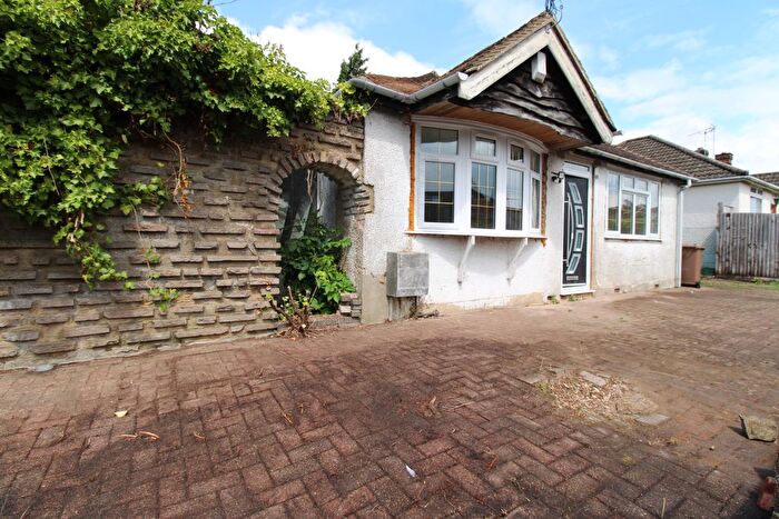 3 Bedroom Detached Bungalow To Rent In Sowerby Avenue, Luton, LU2
