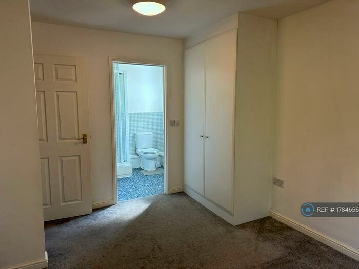2 Bedroom Flat To Rent In Cranmer Court, Upminster, RM14
