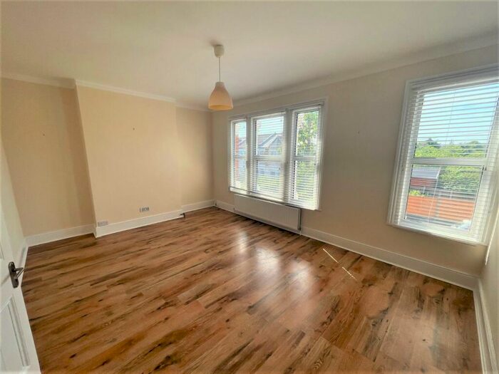 2 Bedroom Apartment To Rent In Elvendon Road, London, N13