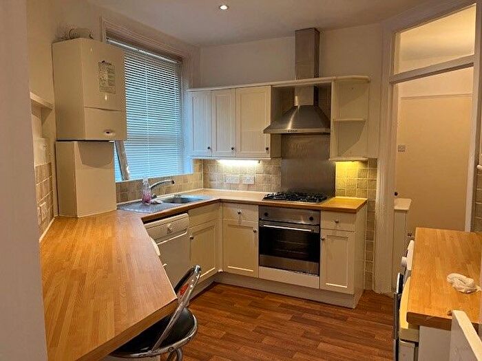 2 Bedroom Flat To Rent In Stanlake Road, London, W12
