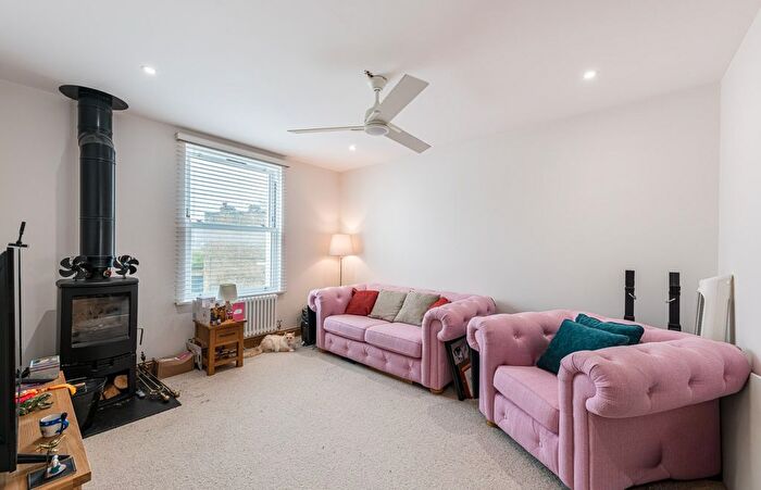 3 Bedroom Flat For Sale In Ferndale Road, SW4