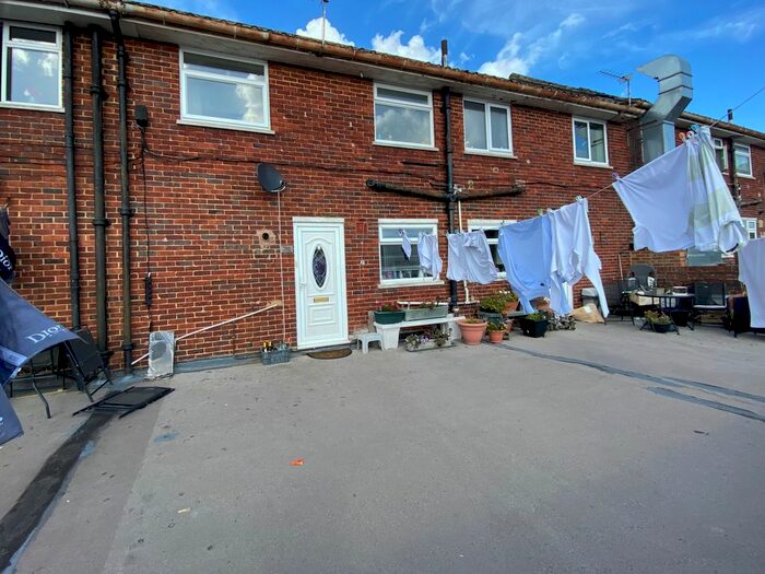 2 Bedroom Flat To Rent In Gateway Parade, Whinfell Way, Gravesend, DA12