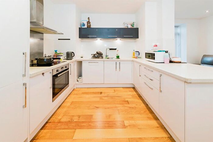 2 Bedroom Apartment For Sale In The Boulevard, Crawley, RH10