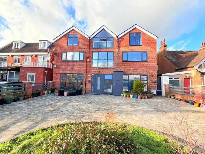 1 Bedroom Studio To Rent In Cranbrook Road, Ilford, IG6