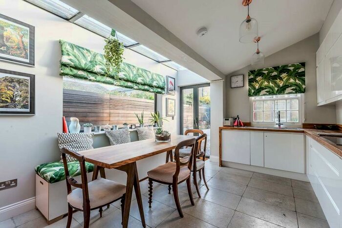 2 Bedroom Flat To Rent In Lillieshall Road, London, SW4