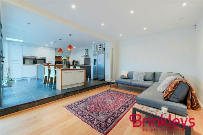 4 Bedroom Semi-Detached House To Rent In Lime Grove, New Malden, KT3