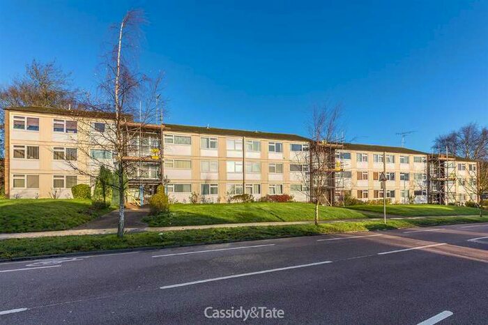 2 Bedroom Flat To Rent In Malvern Close, Marshalswick, St Albans, AL4