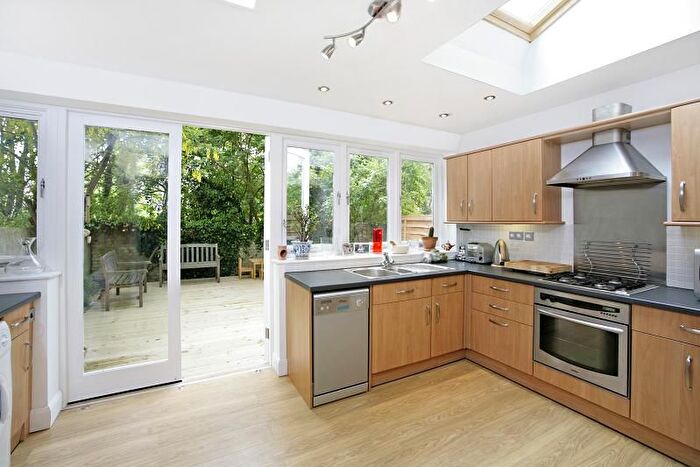 3 Bedroom Flat To Rent In Calabria Road, Islington, N5
