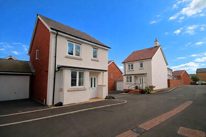 3 Bedroom Link Detached House To Rent In Drovers Way, Newent, GL18