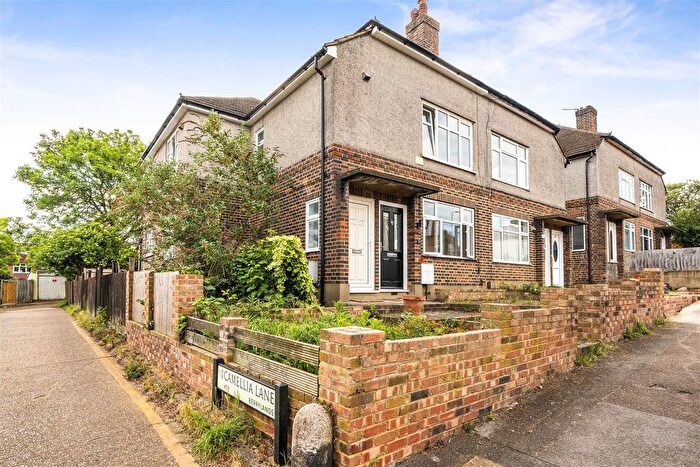 2 Bedroom Maisonette For Sale In Chiltern Drive, Surbiton, KT5